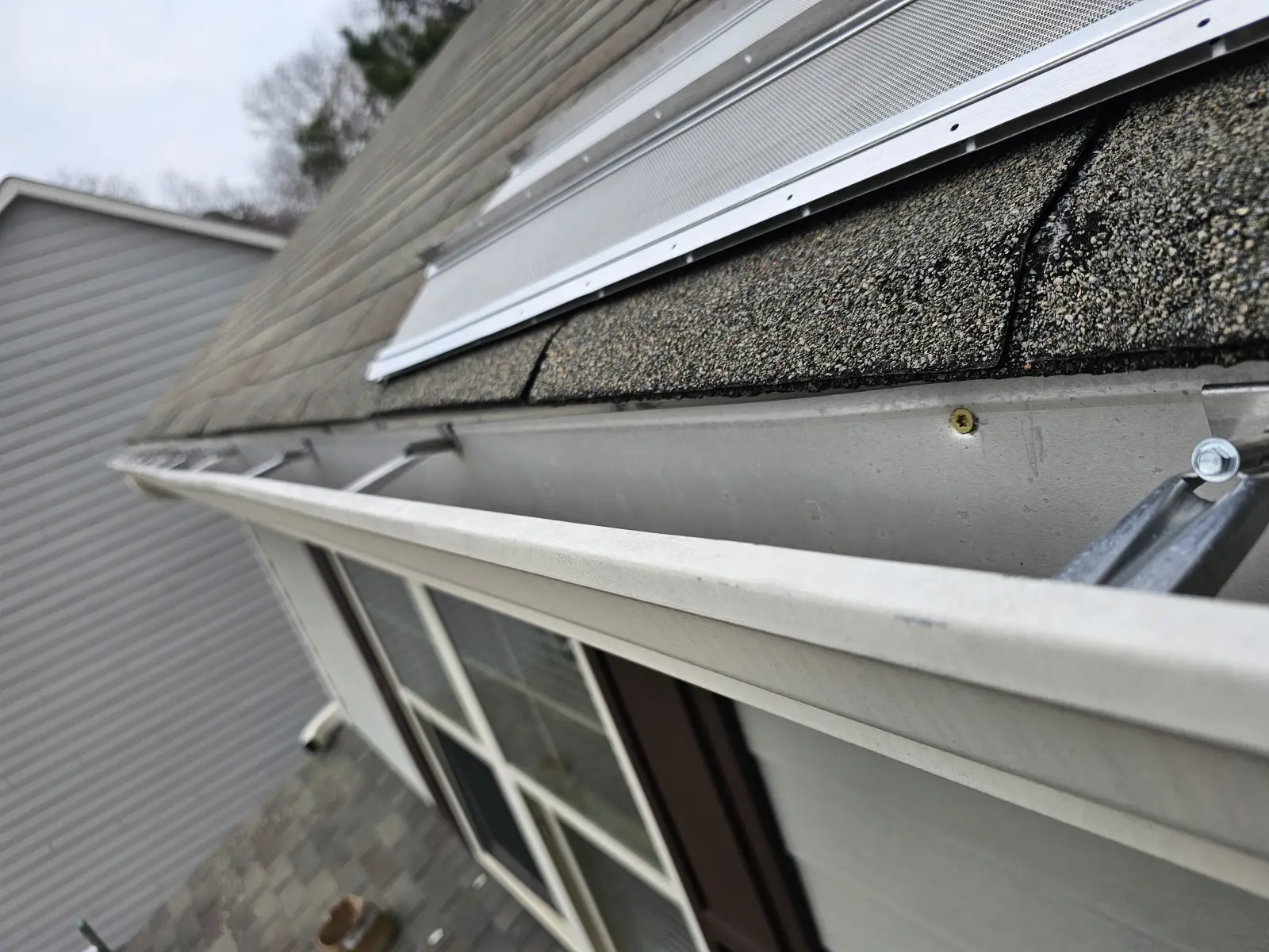 Freshly cleaned gutter on a Metro Atlanta home