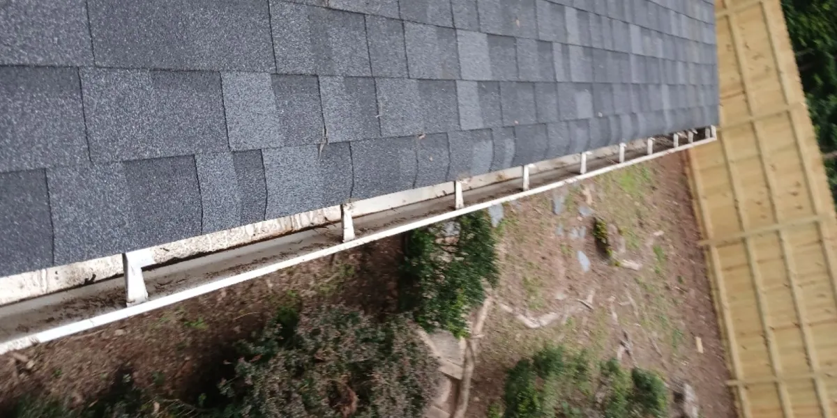 Gutter Cleaning – Queen Anne Ct SE, Mableton GA